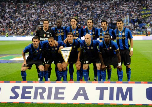 默特萨克、于大宝观战梅州U15vs浙江U15，并与小球员互动（默特萨克与于大宝现场观看梅州U15对浙江U15，并与小球员亲切互动）