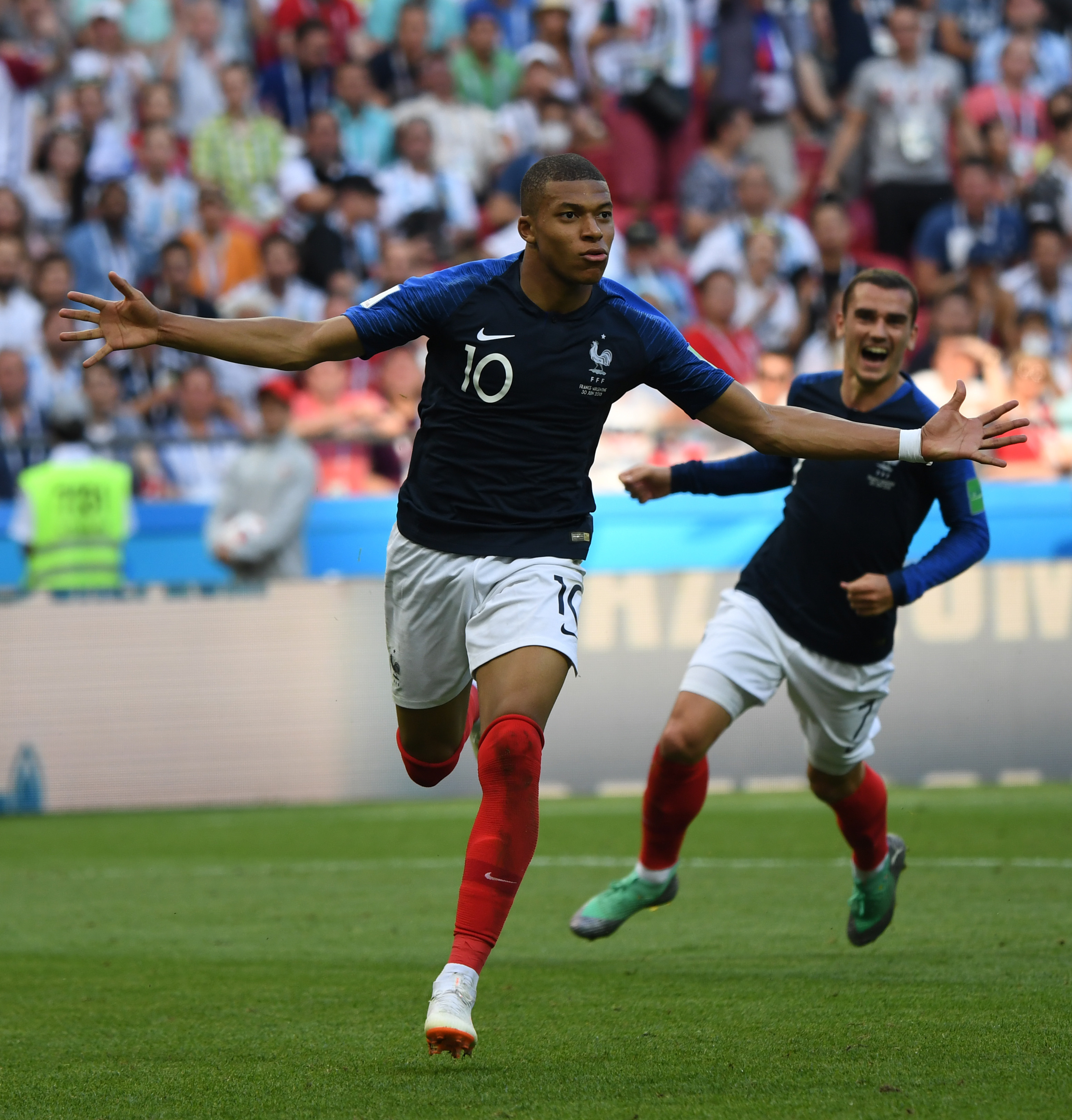 刘若钒庆祝海港队夺冠：人生第一个中超冠军🏆（海港登顶中超，刘若钒喜获职业生涯首冠🏆）