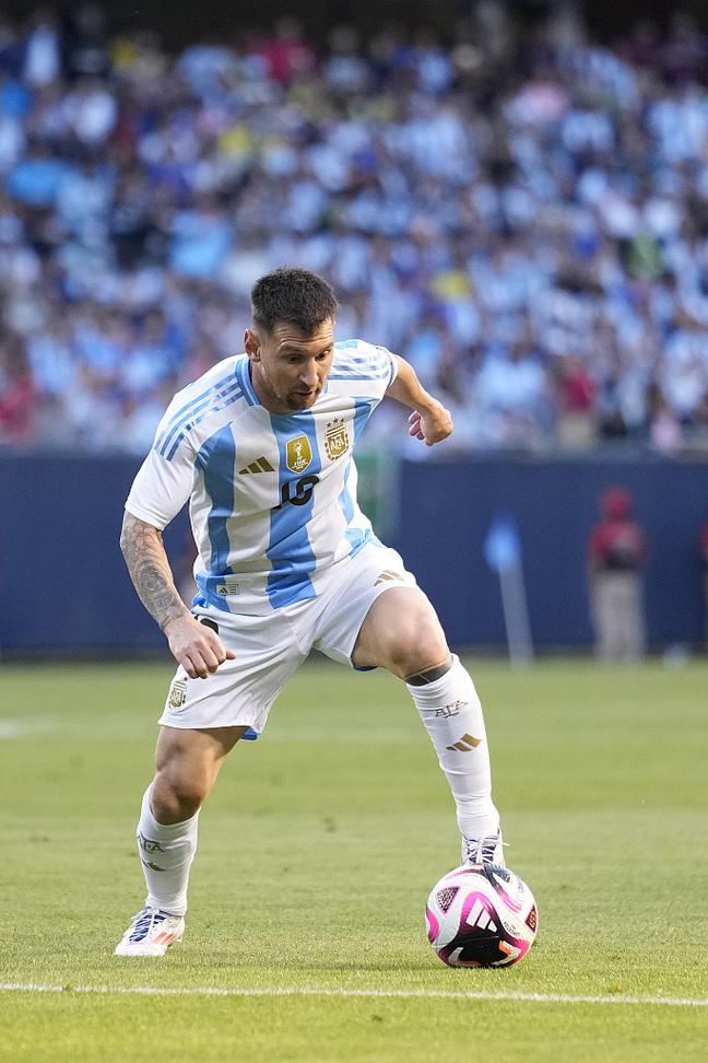 科隆vs法兰克福：卡明斯基、侯赛因巴希奇首发，格策、堂安律出战（科隆迎战法兰克福：卡明斯基、侯赛因巴希奇首发，格策与堂安律登场）