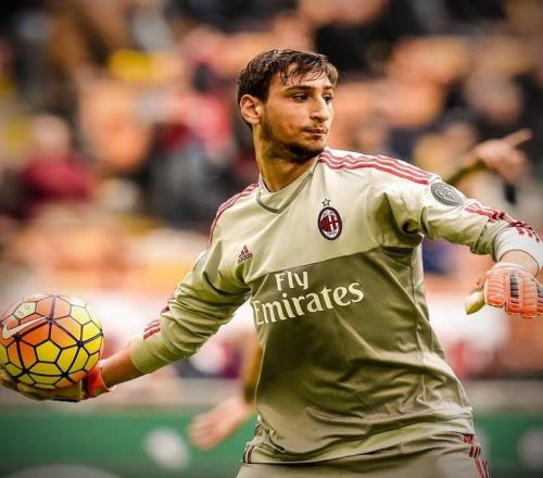 马加特：诺伊尔是球员，会偶尔犯错；是否再踢一年？他自己定（马加特：诺伊尔难免犯错，是否再战一年由他自己做主）