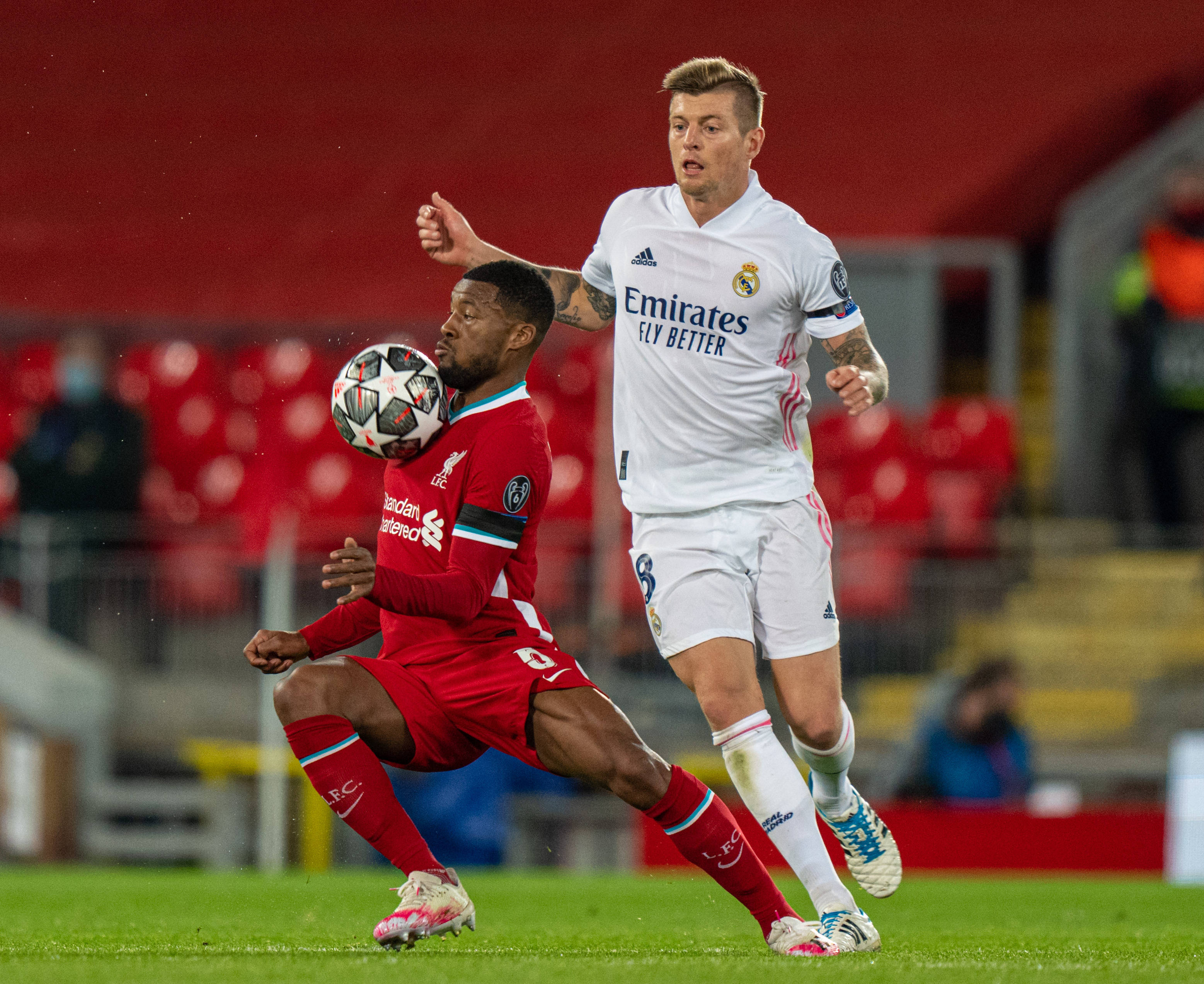 火箭哈登末节三分绝杀国王（哈登末节三分绝杀助火箭力克国王）