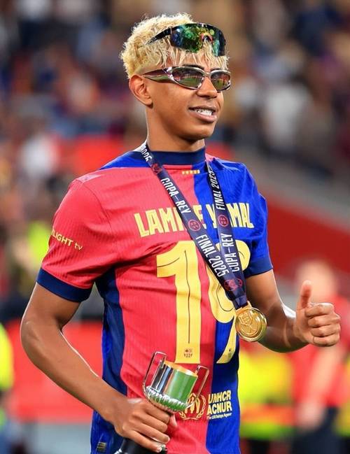 队报盛赞托万：现在他不仅是技术领袖，还是更衣室领袖（队报力赞托万：如今他既是技术核心，也是更衣室领袖）