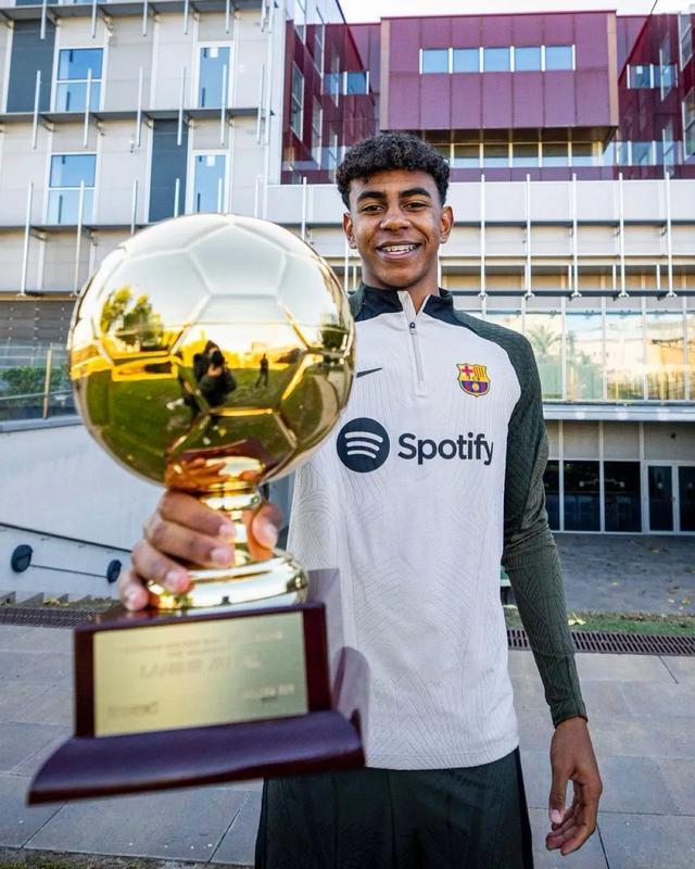 懂球帝2025年11月MVP候选出炉：姆巴佩、哈兰德领衔，莱万在列（懂球帝2025年11月MVP候选名单发布：姆巴佩、哈兰德领衔，莱万上榜）