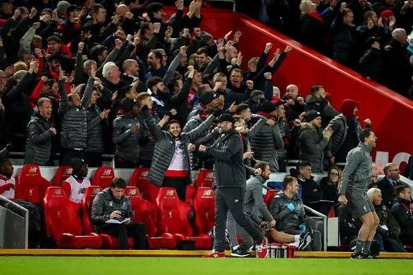 阿斯：皇马对贝林被肘后裁判未看回放感到愤怒，认为标准不一（阿斯：皇马不满裁判未回看贝林被肘，质疑判罚尺度不一）