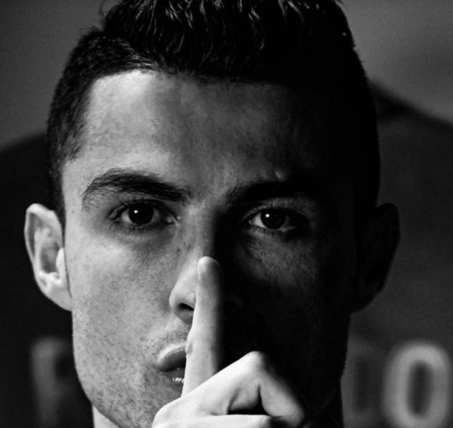 苏超冠军泰州队主教练莅临指导学校足球队员垫球运球技术！（苏超冠军泰州队主帅走进校园，亲授垫球与运球技巧）