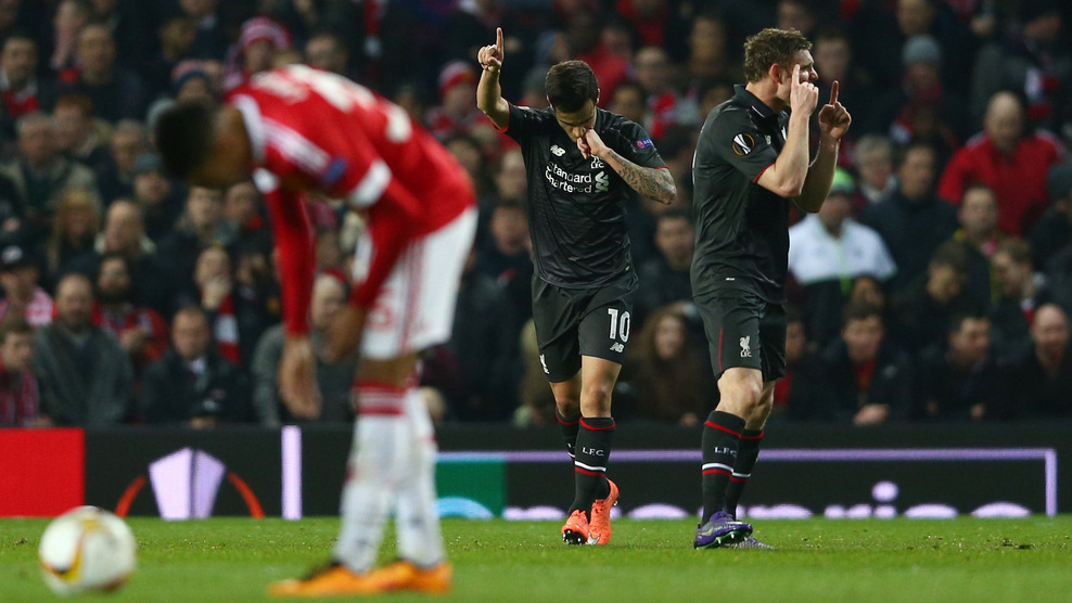 毛彪附体！四川一高校辅导员单刀面对大空门滑倒滚进球网（四川高校辅导员单刀面对空门失足，连人带球滚入球网）