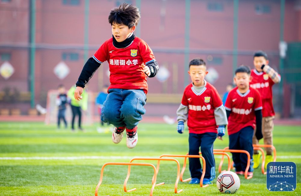 内马尔从中场跑回禁区开门球，结果队友直接开大脚让他无语（内马尔自中场折返准备主罚球门球，队友却一脚大脚解围令其无语）